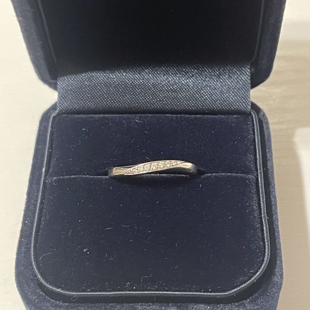 【4℃ BRIDAL(ヨンドシーブライダル)の口コミ】 どんなお洋服にも合うプラチナの素材で初めは1粒出みていたのですが、今の…