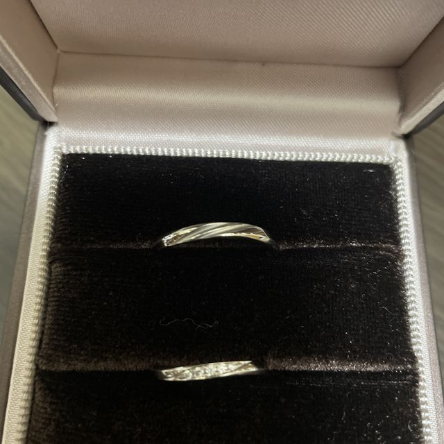 【アイプリモ(I-PRIMO)の口コミ】 女性のリングはダイヤモンドが5石入っており、とてもキラキラしています。…