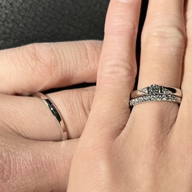 【アイプリモ(I-PRIMO)の口コミ】 お互いの好みと合った、スタイリッシュなストレートタイプの指輪を選びま…