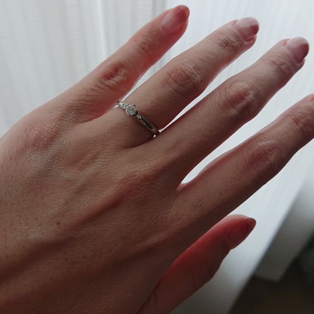 【PROPOSE(プロポーズ)の口コミ】 ミル打ちのストレートのデザインが気に入りました。中央のダイヤモンドは…