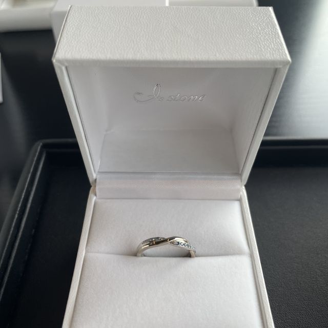 【I's stone(アイズストーン)の口コミ】 指に通した時に動きのあるデザインが良かったのでこのデザインを選びまし…