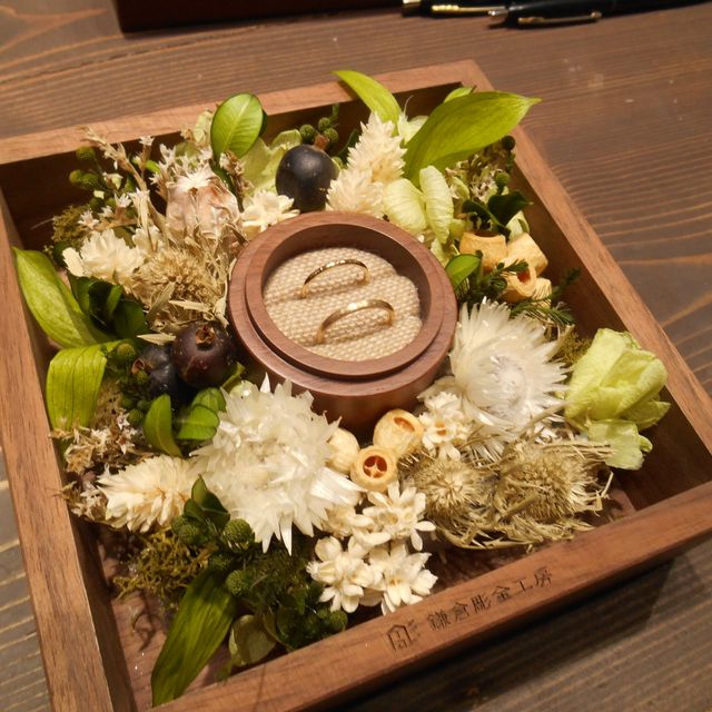 【鎌倉彫金工房の口コミ】 夫はイエローゴールドの真ん中の太さ、ヘアライン仕上げ、妻はイエローゴ…