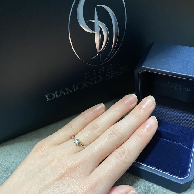 【銀座ダイヤモンドシライシの口コミ】 シンプルで可愛らしいデザインです。
手が小さい私には細めのリングと丸い…