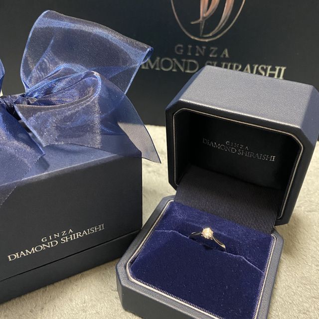 【銀座ダイヤモンドシライシの口コミ】 シンプルで可愛らしいデザインです。
手が小さい私には細めのリングと丸い…