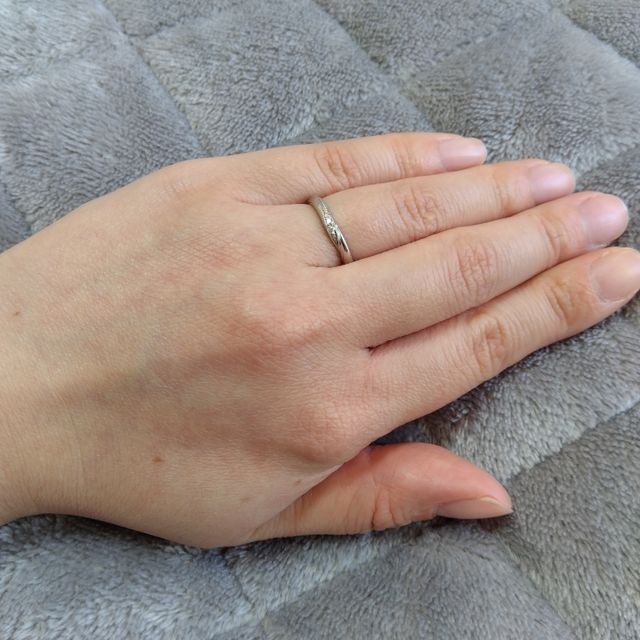 【エクセルコダイヤモンド(EXELCO DIAMOND)の口コミ】 ゆるやかなV字のデザインで、指を綺麗に長く見せてくれます。メレダイヤモ…