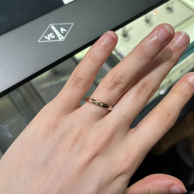 【ヴァン クリーフ＆アーペル(Van Cleef & Arpels)の口コミ】 デザインは、仕事が窓口業務のため、シンプルかつ、手元を見た時にテンシ…