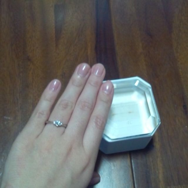 【4℃ BRIDAL(ヨンドシーブライダル)の口コミ】 数種類のデザインで迷ったのですが、真ん中のダイヤの両隣に小ぶりなダイ…