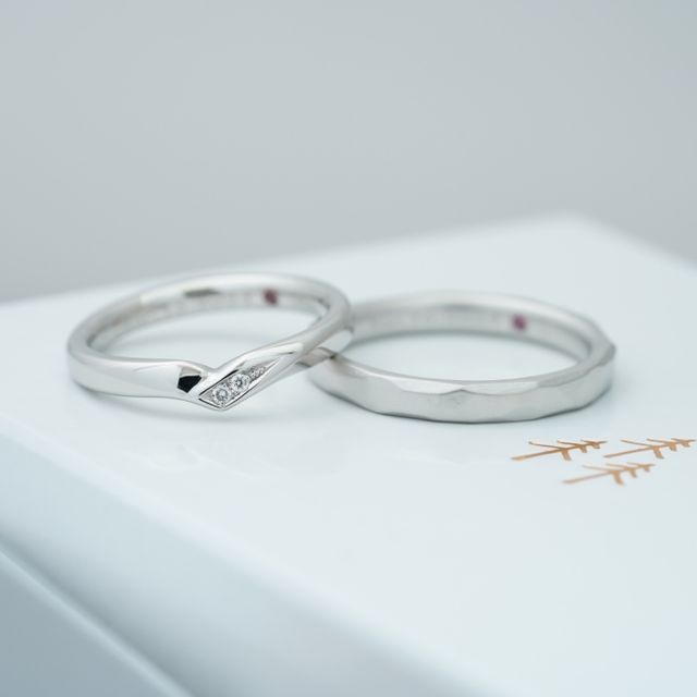 【THREE TREES(スリーツリーズ)の口コミ】 ブイライン 鏡面で綺麗なシルバー
ダイヤは2つ
( 個数・留め方もオーダー…