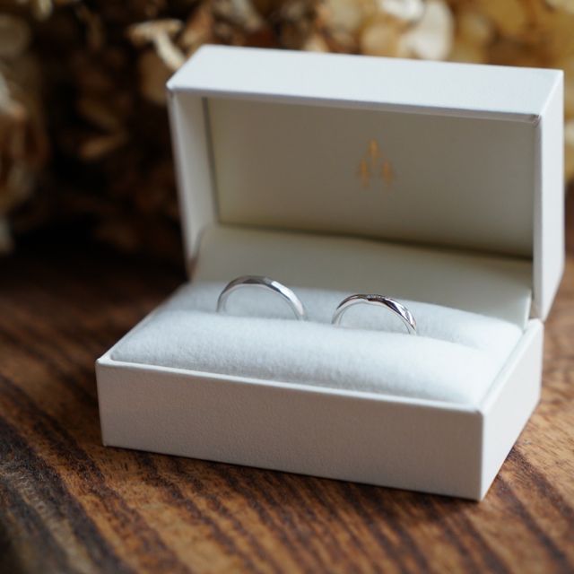 【THREE TREES(スリーツリーズ)の口コミ】 ブイライン 鏡面で綺麗なシルバー
ダイヤは2つ
( 個数・留め方もオーダー…