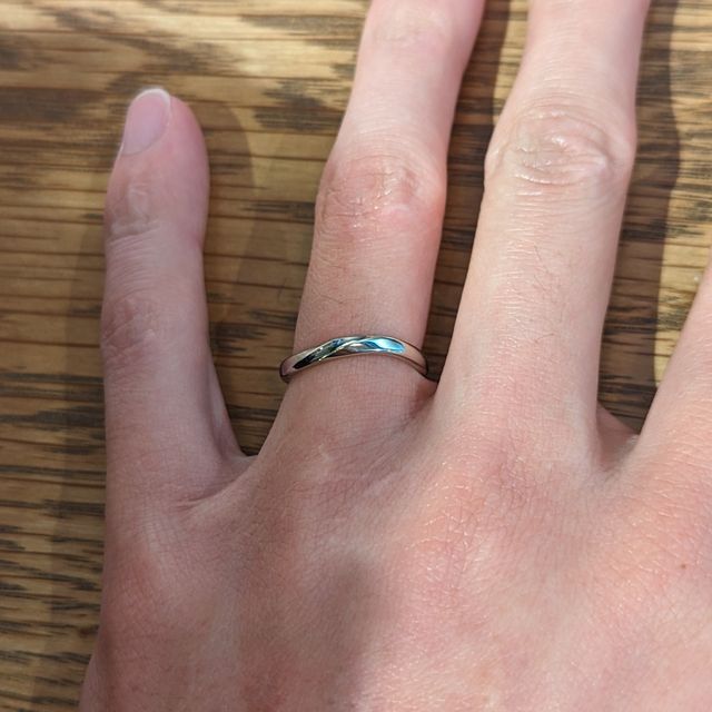 【アイプリモ(I-PRIMO)の口コミ】 シンプルですがウェーブしている形が個性的で、あまり他につけている人を…