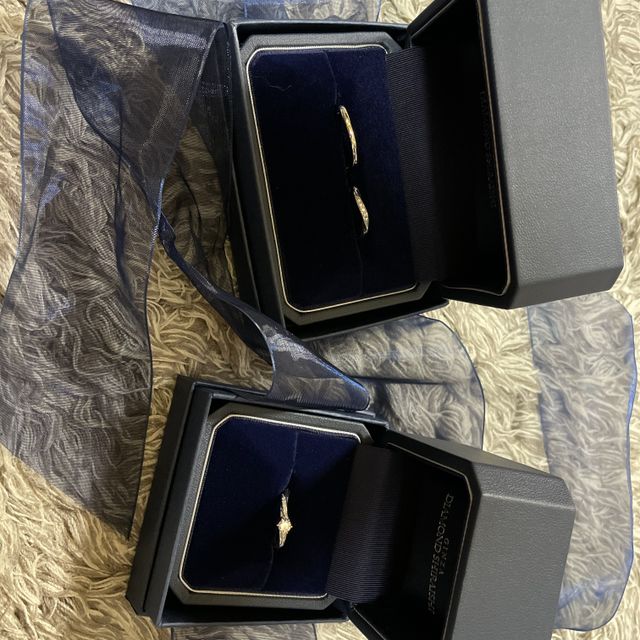 【銀座ダイヤモンドシライシの口コミ】 結婚指輪と婚約指輪がセットで可愛くみえて馴染むデザイン、普段使いしや…