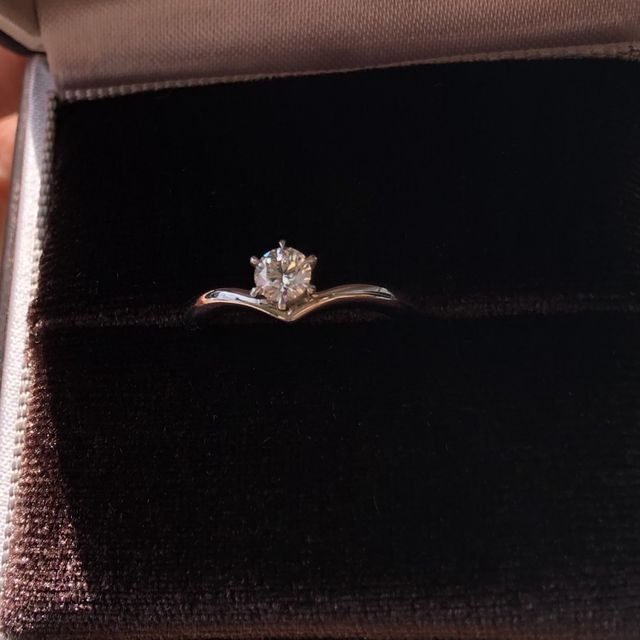 【アイプリモ(I-PRIMO)の口コミ】 V字の指輪が指を長く綺麗に見せてくれます。
大人可愛いデザインで、ダイ…