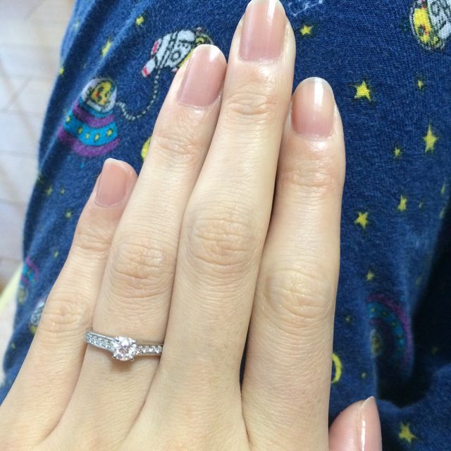 【カルティエ(Cartier)の口コミ】 真ん中のみではなく周りにもダイヤが入ってるタイプをのぞんで探しに行き…