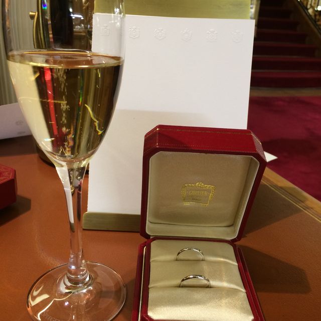 【カルティエ(Cartier)の口コミ】 婚約指輪が派手めなタイプだったこと、またずっと使えるシンプルなものが…