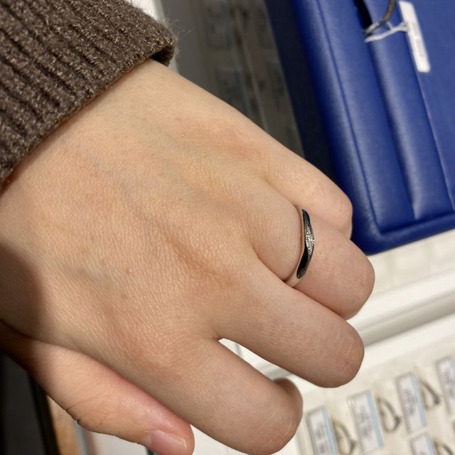 【銀座ダイヤモンドシライシの口コミ】 最初、ダイヤモンドが入っていない指輪にしようと思ったのですが、試着し…