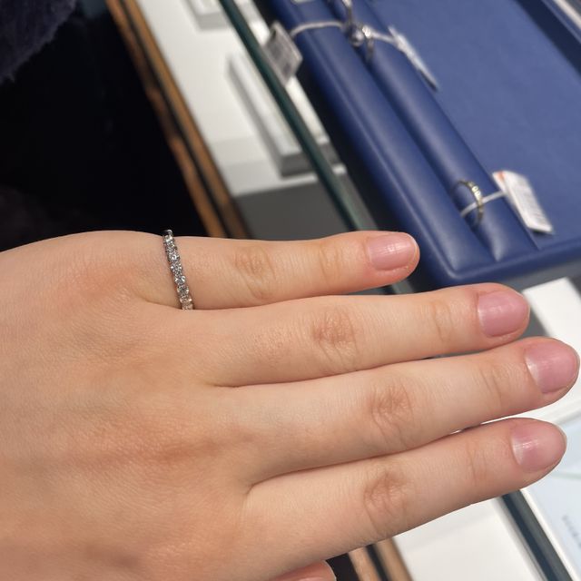 【銀座ダイヤモンドシライシの口コミ】 ダイヤがキラキラ綺麗で横から見た時のデザインも気に入りました。
付け心…