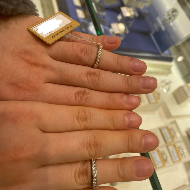 【MAHARAJA DIAMOND(マハラジャダイヤモンド)の口コミ】 エタニティリングもかわいいと話していたところ出していただき3面にダイヤ…