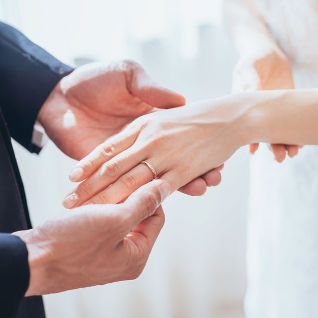 【カルティエ(Cartier)の口コミ】 新婦はイエベ、新郎は小麦肌のため、2人にとって肌馴染みの良いゴールドで…