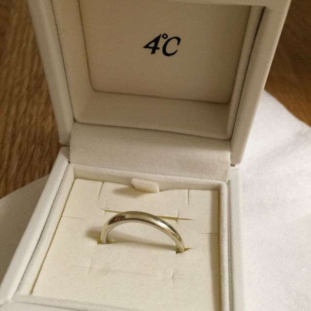 【4℃ BRIDAL(ヨンドシーブライダル)の口コミ】 ペアで販売しており妻がピンクゴールドがいいと言ったので選んでいると男…