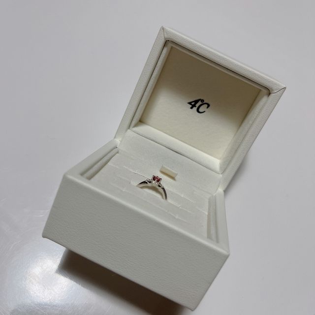 【4℃ BRIDAL(ヨンドシーブライダル)の口コミ】 着け心地が良くて、付け外ししやすいし、デザインがかわいくて、飽きるデ…