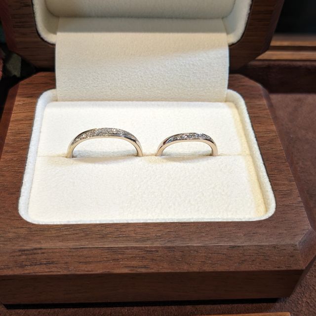 【TANZO.(鍛造指輪)の口コミ】 結婚指輪検討当初はプラチナで契約しましたが、入籍指輪を試した結果、オ…