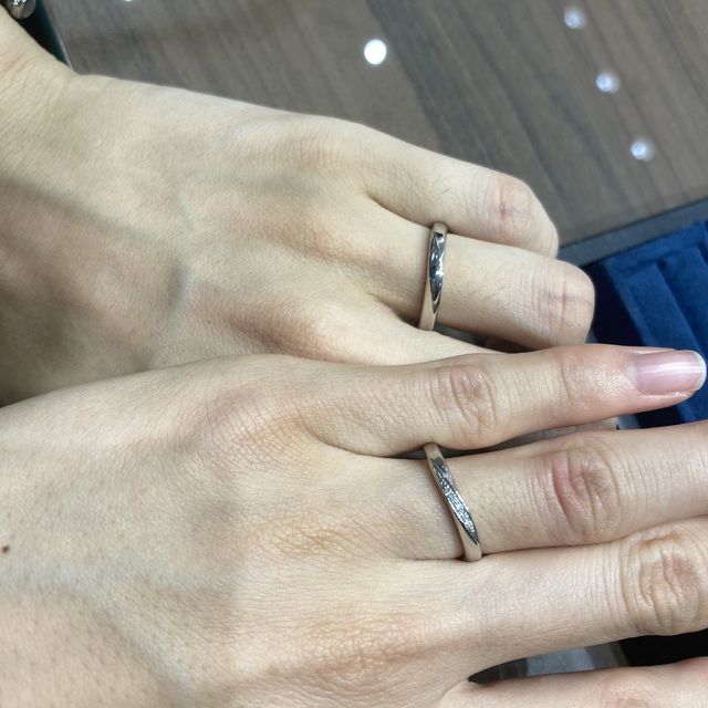 【4℃ BRIDAL(ヨンドシーブライダル)の口コミ】 ダイヤが入っているタイプのものを探していました。このお店でタイプに当…