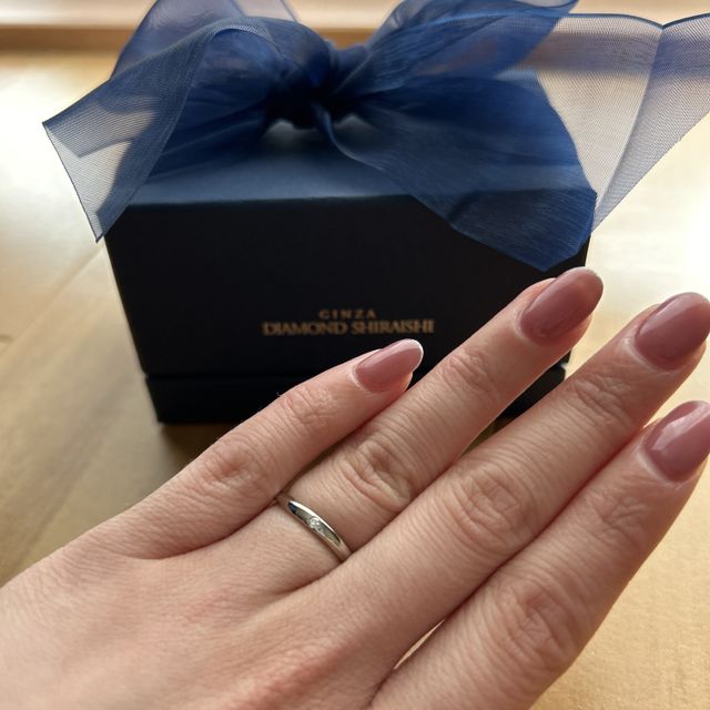 【銀座ダイヤモンドシライシの口コミ】 シンプルですが、ダイヤの部分に少しウェーブがかかってるデザインの指輪…