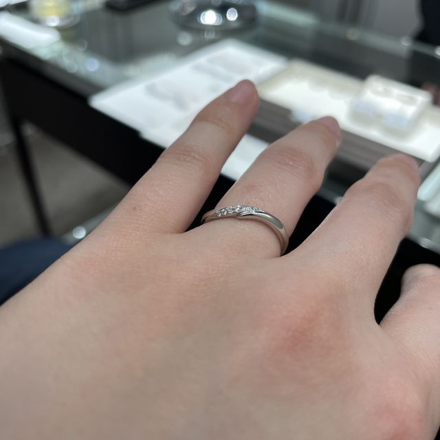 【アイプリモ(I-PRIMO)の口コミ】 デザインがかわいくて一目惚れしました。
ダイヤモンドが6石もついていて…