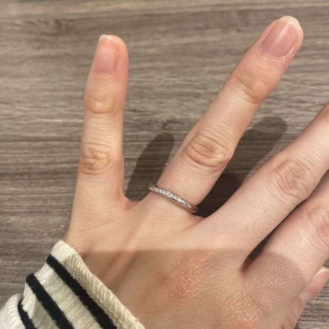 【銀座ダイヤモンドシライシの口コミ】 日本人の指には水かきがあってウェーブの形は日本人の指にあっていると言…