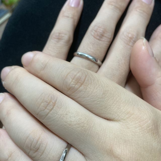 【ROCCA(ロッカ)の口コミ】 シンプルで着け心地が良い。
女性のはダイヤモンドがついており、男性のは…