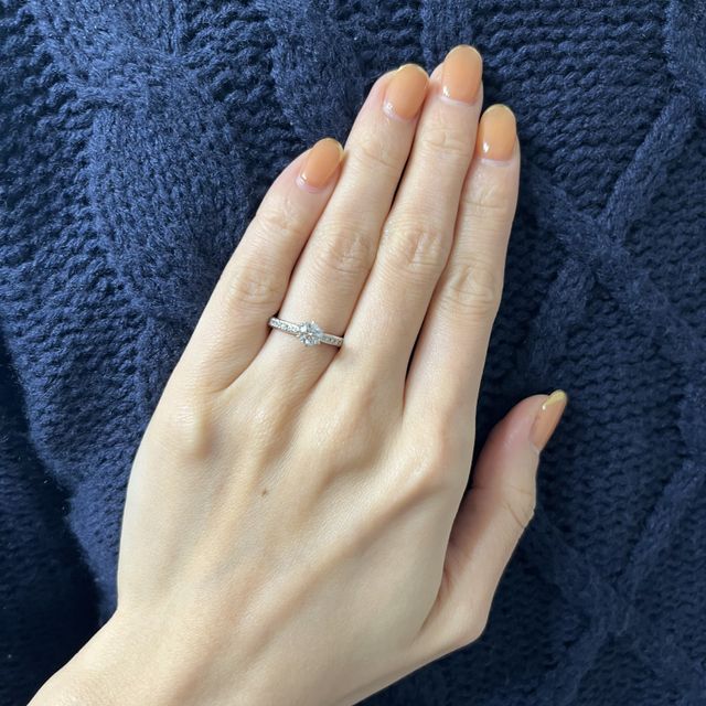 【銀座ダイヤモンドシライシの口コミ】 アーム部分に細かく並ぶダイヤモンドが上品で、中心のダイヤの輝きを邪魔…