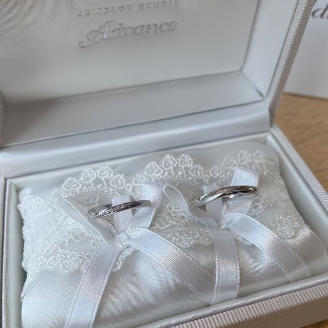 【JEWELRY STUDIO Advance(ジュエリースタジオアドバンス)の口コミ】 細幅のリングでウェーブデザインなので指が細見えしてキレイです。
旦那さ…