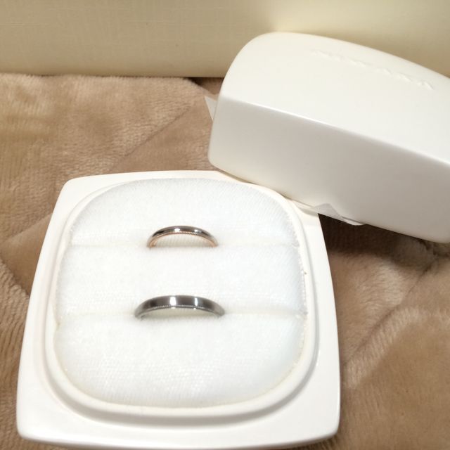 【俄(にわか)の口コミ】 内側はピンクゴールド、外側がプラチナで、ミル打ちが施された指輪を探し…