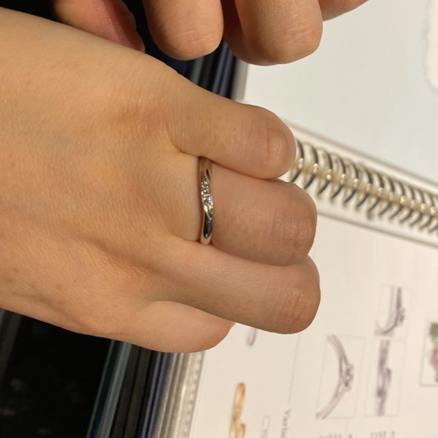 【銀座ダイヤモンドシライシの口コミ】 少しダイヤモンドが入っているので、指輪を見るたびに嬉しい気持ちになり…