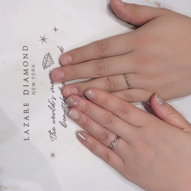 【ラザール ダイヤモンド(LAZARE DIAMOND)の口コミ】 結婚指輪は、ウェーブになっているデザインを探していて、いくつか付けて…