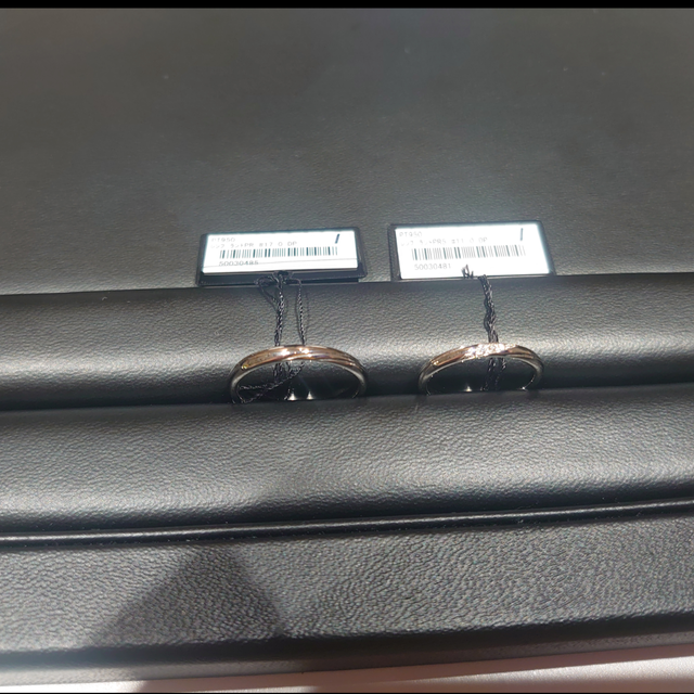 【ラザール ダイヤモンド(LAZARE DIAMOND)の口コミ】 ウェーブがかったストレートのデザインと自身の手(小さめ、ふっくら、指の…