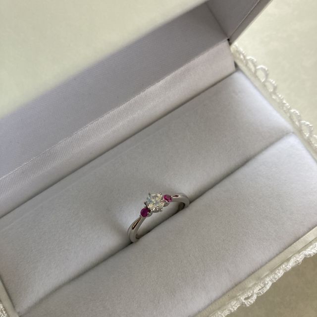 【カオキ　ダイヤモンド専門卸直営店の口コミ】 デザインがシンプルな上に可愛かったです。
ピンクサファイアを入れたいと…