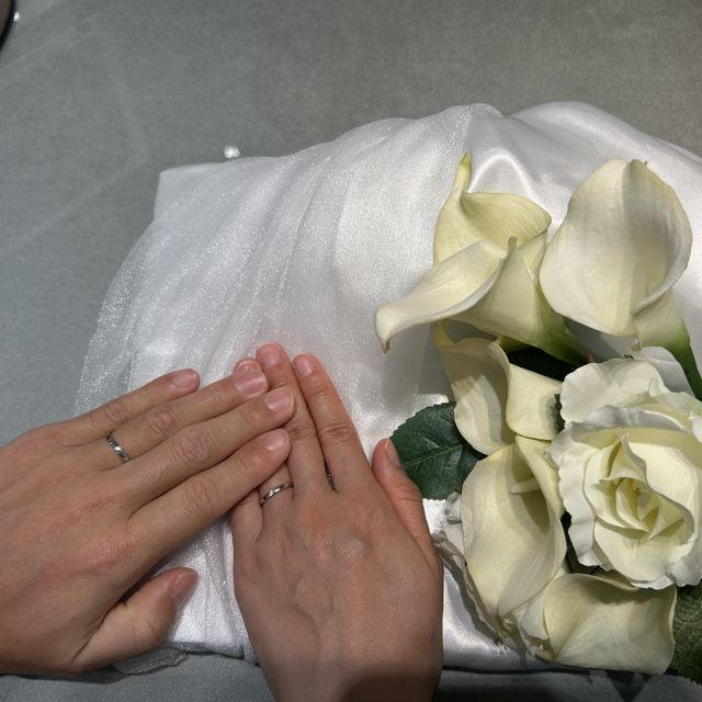 【アイプリモ(I-PRIMO)の口コミ】 女性用はダイヤが5粒入っていますが、小粒でなおかつ側面まで入るデザイン…