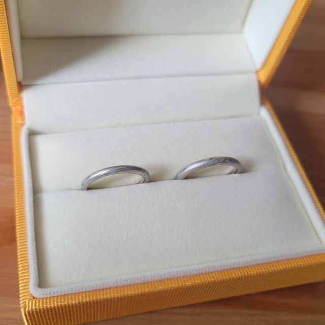 【ケイウノ ブライダル(K.UNO BRIDAL)の口コミ】 シンプルで長く使えるものが欲しく、探していた中で木目金を知りました。
…