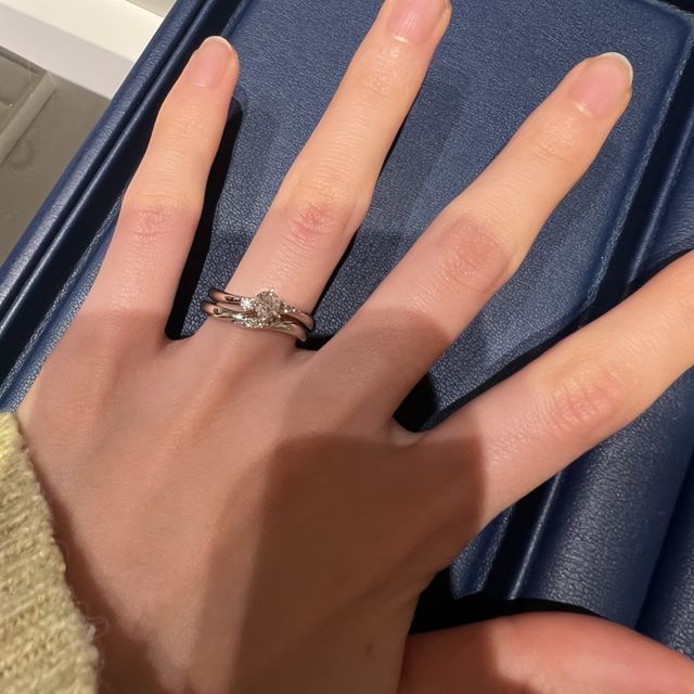 【銀座ダイヤモンドシライシの口コミ】 結婚指輪と重ね付けした時のメレダイヤモンドのラインの一体感が素敵でし…