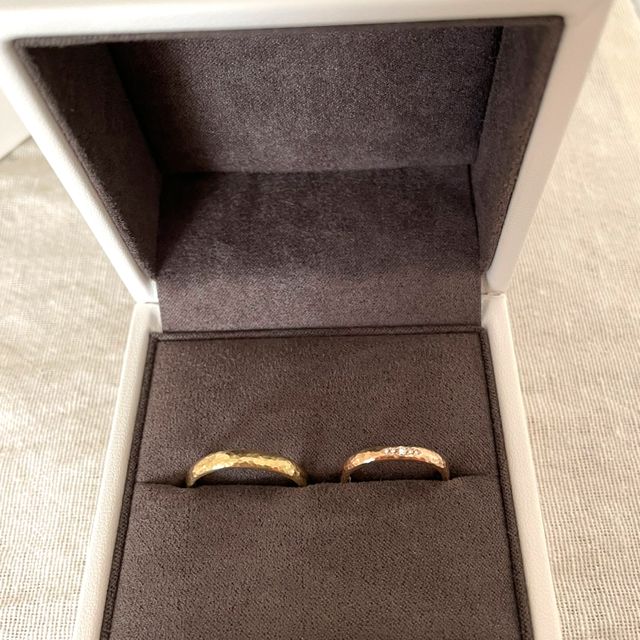 【One&Only(ワンアンドオンリー)の口コミ】 槌目を付けた、シンプルなデザインです。
初めはざっくりとプラチナかな〜…