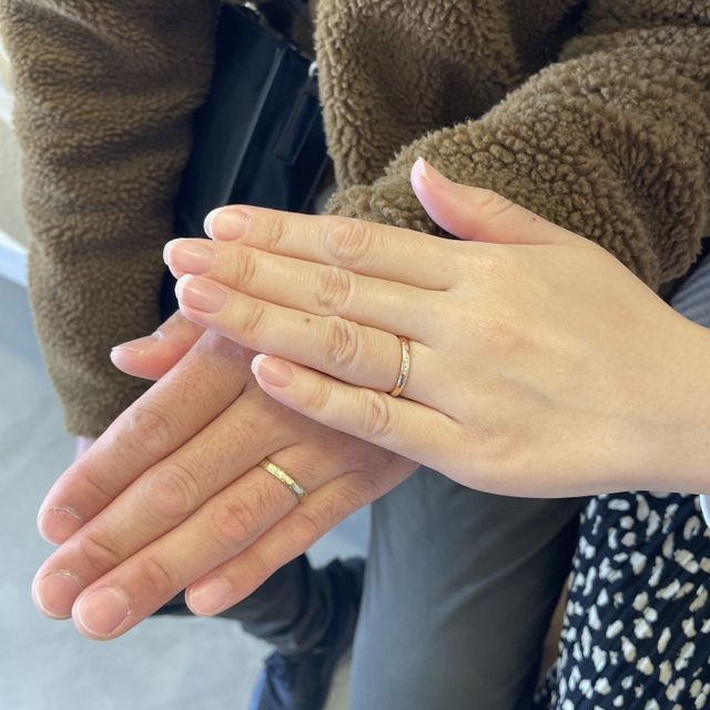 【One&Only(ワンアンドオンリー)の口コミ】 槌目を付けた、シンプルなデザインです。
初めはざっくりとプラチナかな〜…