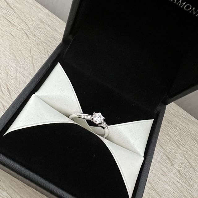 【エクセルコダイヤモンド(EXELCO DIAMOND)の口コミ】 センターダイヤモンドの両サイドにメレダイヤモンドが入っておりデザイン…