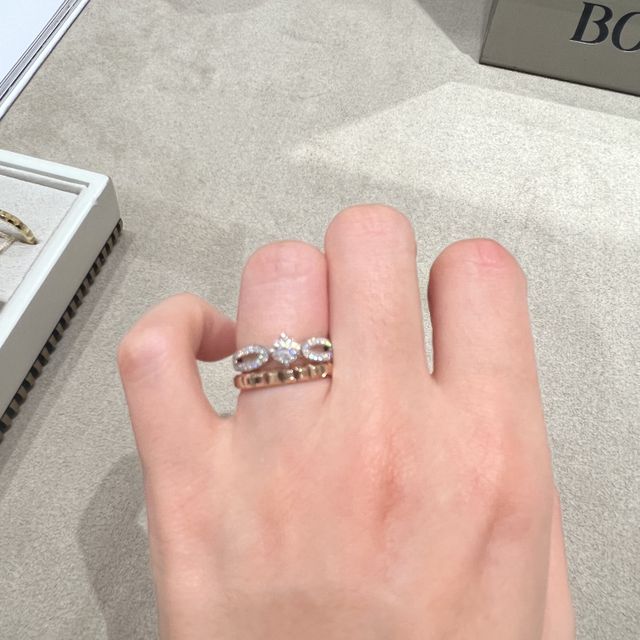 【ブシュロン(BOUCHERON)の口コミ】 婚約指輪らしく、センターに一粒ダイヤがあるデザインのものですが、サイ…