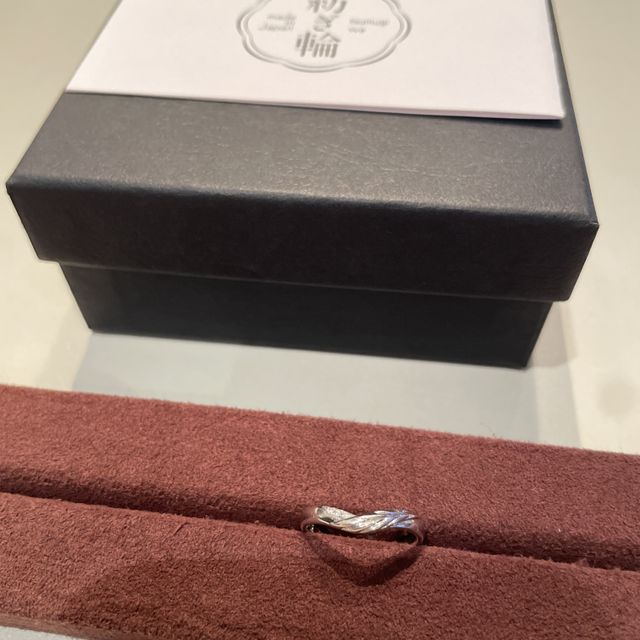 【紡ぎ輪(つむぎわ)の口コミ】 シンプルでありながら温かみのあるデザインで、何年も変わらずつけ続けら…