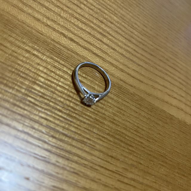 【銀座ダイヤモンドシライシの口コミ】 シンプルなメレダイヤなどがないデザインを探していました。すっきりとダ…