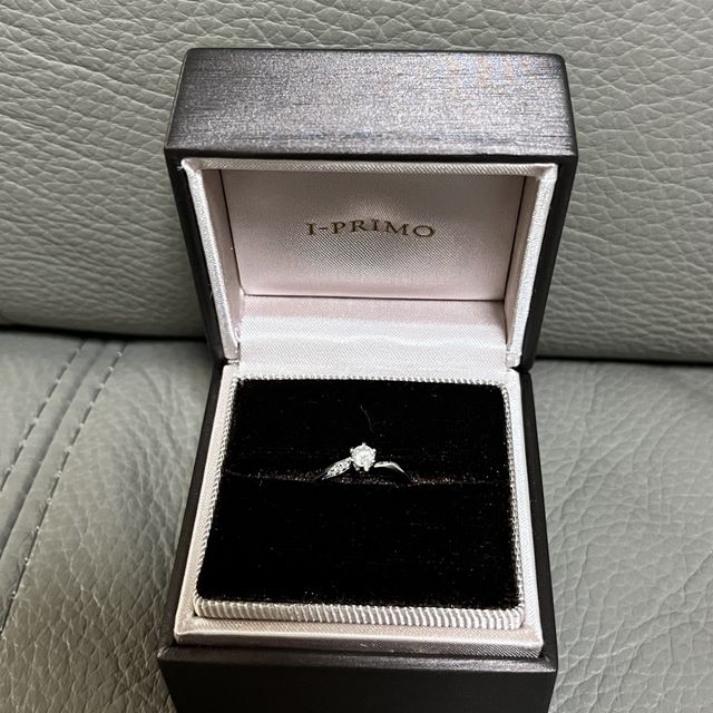 【アイプリモ(I-PRIMO)の口コミ】 中央のメインダイヤだけでなく、左右のねじれ部分にもダイヤがあるため、…