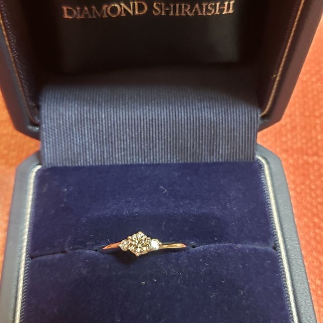 【銀座ダイヤモンドシライシの口コミ】 デザインがとても可愛いのでこれに決めました。繊細な光を放つダイヤの力…