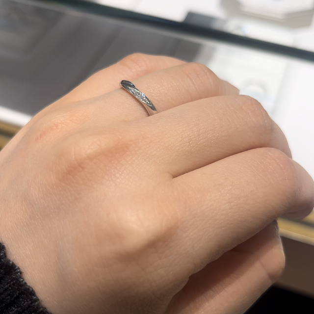 【銀座ダイヤモンドシライシの口コミ】 骨格ストレートで指が太めですが、このリングはほどよい太さがあり、ほど…
