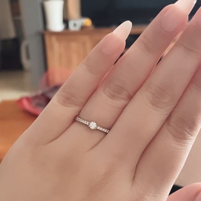 【ROYAL ASSCHER(ロイヤル・アッシャー)の口コミ】 白く輝くダイアモンドがとても綺麗です。
ダイアモンド以外の所だと、角が…